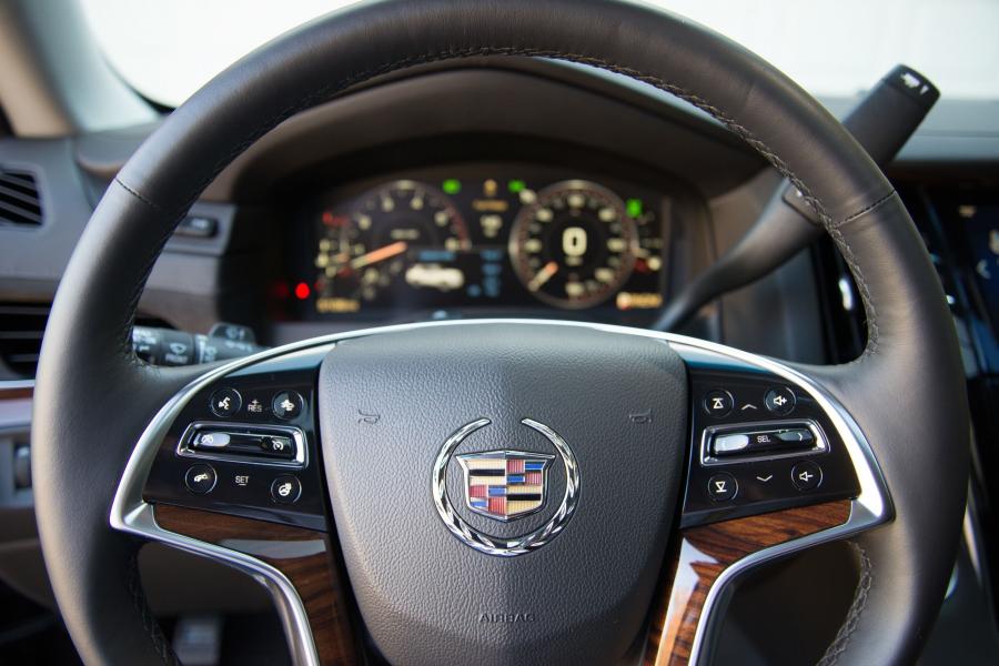 Cadillac Escalade 4WD Luxury 2015 года  (фото 29 из 42)
